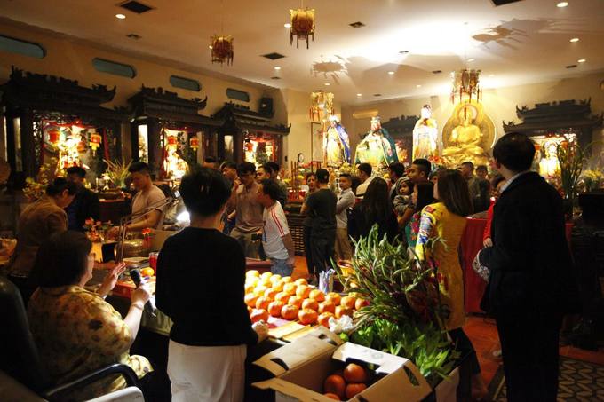 Người Việt ở Mỹ chen chân đi chùa đầu năm mới