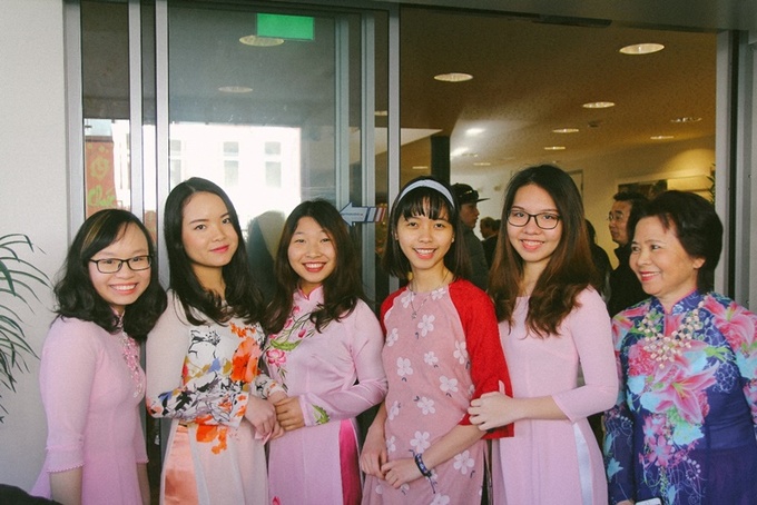 Du học sinh Việt Nam tại Hà Lan thi gói bánh chưng mừng Tết
