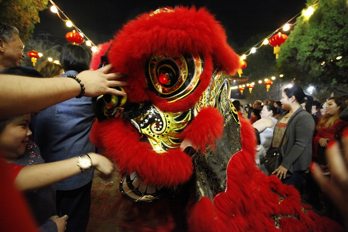 Người Việt ở Mỹ chen chân đi chùa đầu năm mới